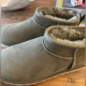 Brand NEW! Classic UGG ultra Mini Green boot Size 8